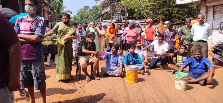 पाणी पुरवठायच्या निषेधार्थ वागातोर येथे ग्रामस्थानी केलेला रास्ता रोको.