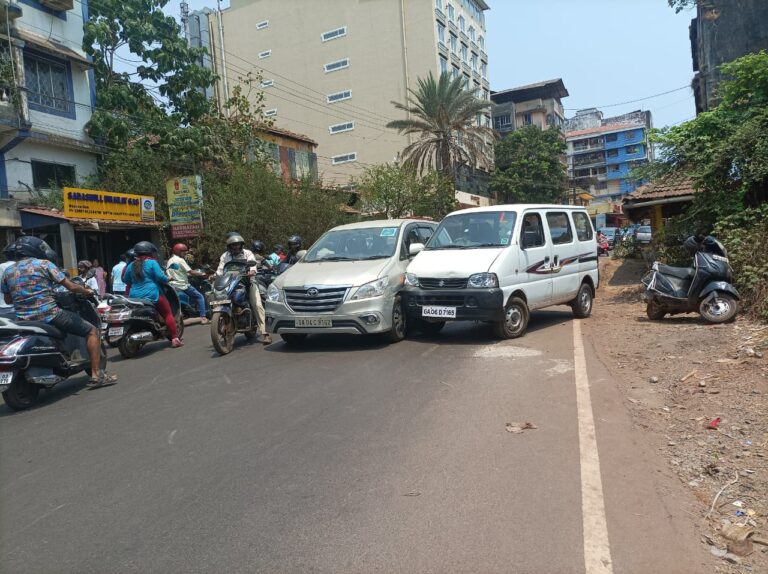 A minor accident  at Mapusa  causes  heavy traffic jam